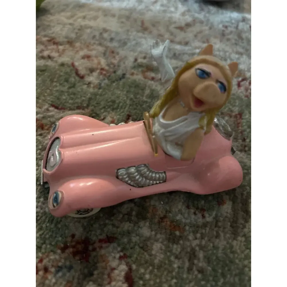 Miss Piggy (Muppets) Corgi Car (2) 1979